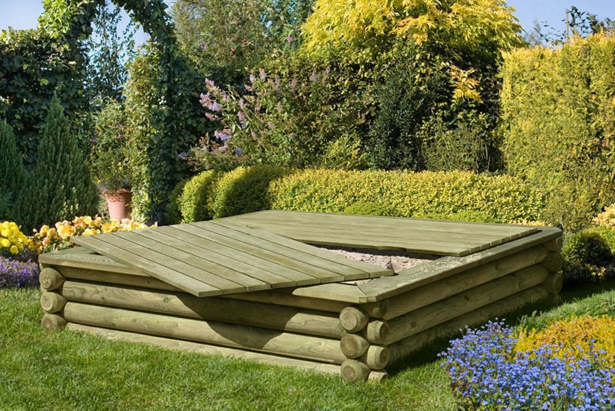 Sandkasten 180x180 cm aus Palisaden Ø 10 cm mit Deckel Sandkasten 180x180 cm aus Palisaden Ø 10 cm mit Deckel