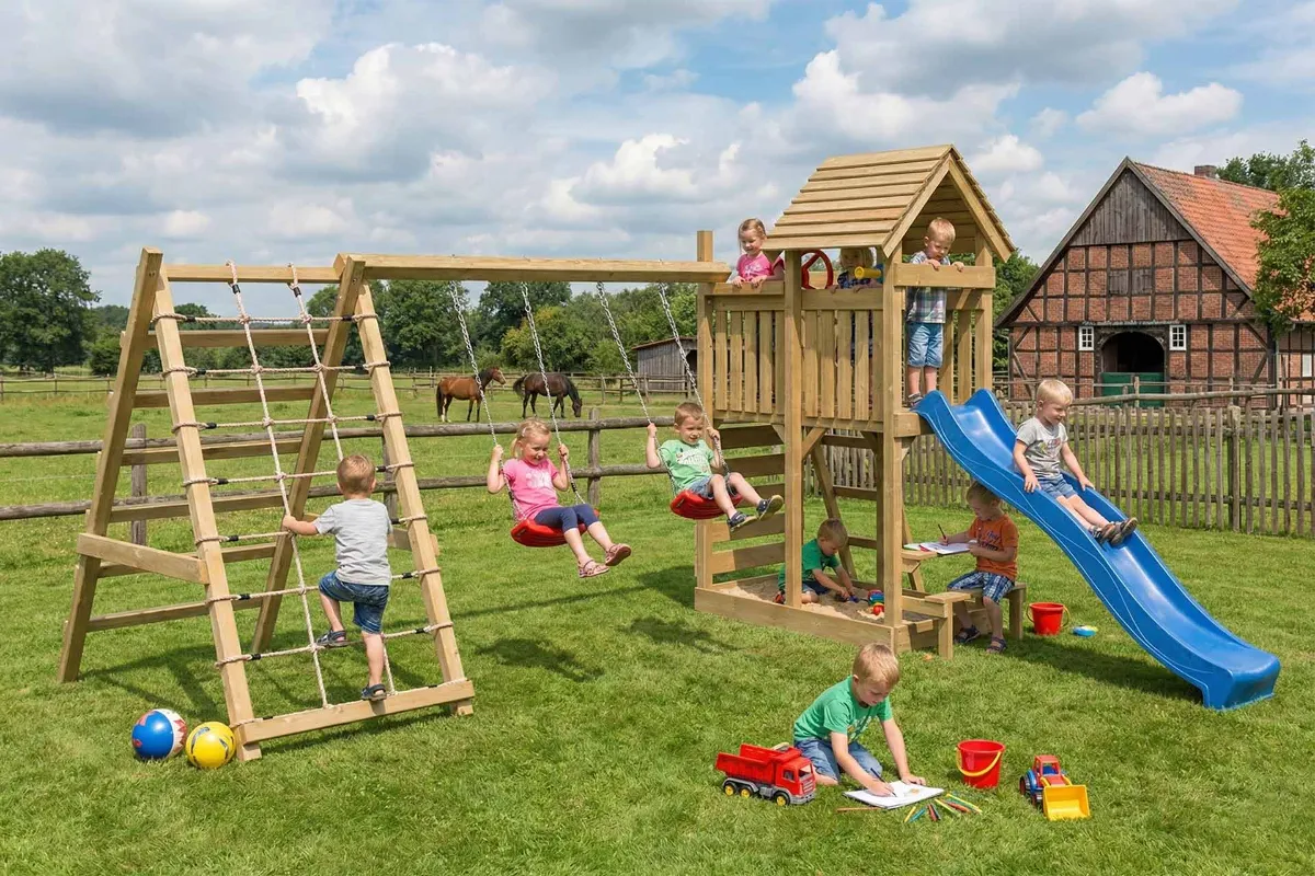 Spielturm Andrea Max mit Doppelschaukel Kletterwand und Kletternetz