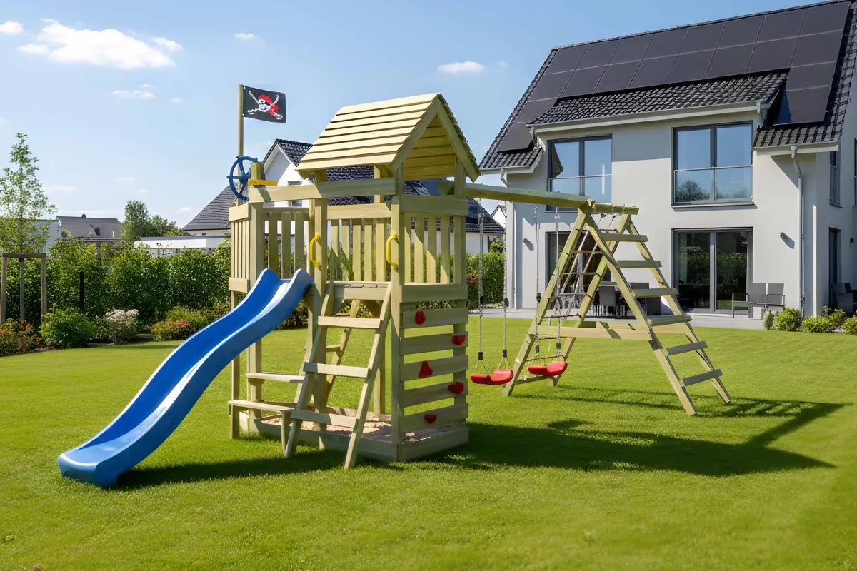 Spielturm Mia Max mit blauer Rutsche Doppelschaukel und großem Kletterbereich