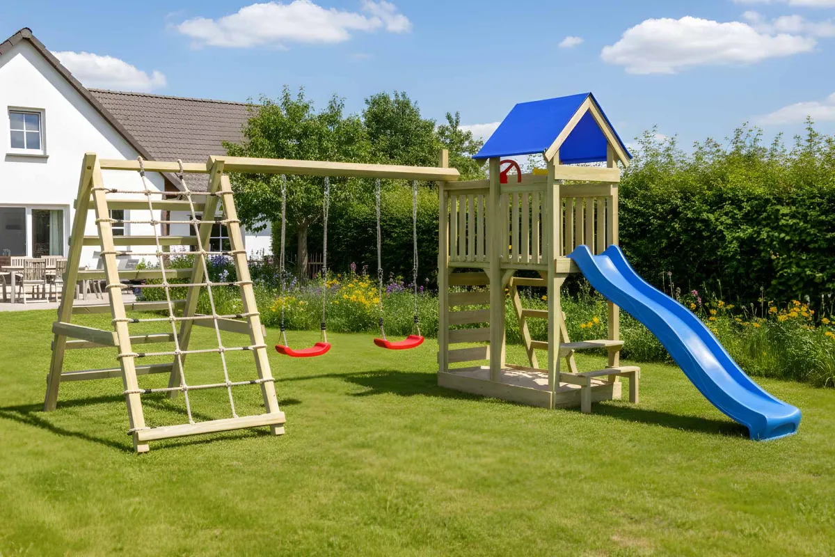 Spielturm Lucia Max mit Doppelschaukel Kletterwand und Kletternetz