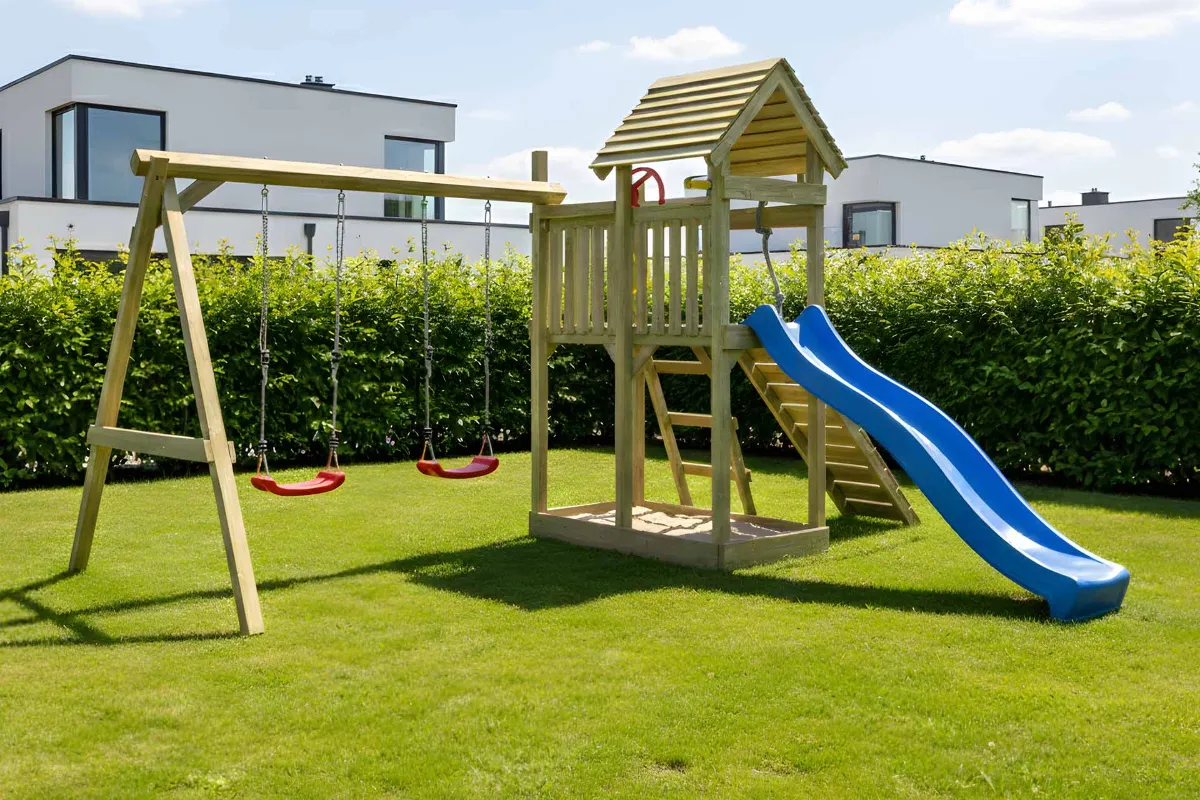 Spielturm Cris Fun mit Kletterrampe und Doppelschaukel