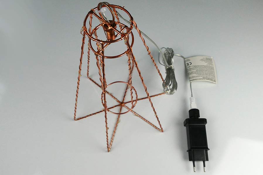 laterne-draht-mit-strom2 Silhouette aus kupferfarbenem Draht mit 42 LED warmweiß Laterne Deko zum Aufhängen