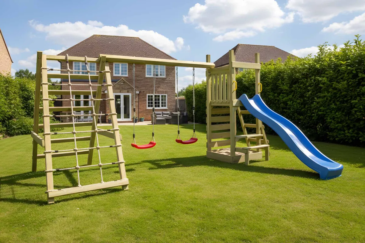 Spielturm Lilly Max mit Doppelschaukel Kletterwand und Kletternetz