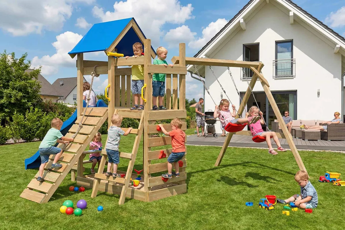 Spielturm Susi Abenteuer mit roter Rutsche Kletterrampe Kletterwand und Doppelschaukel