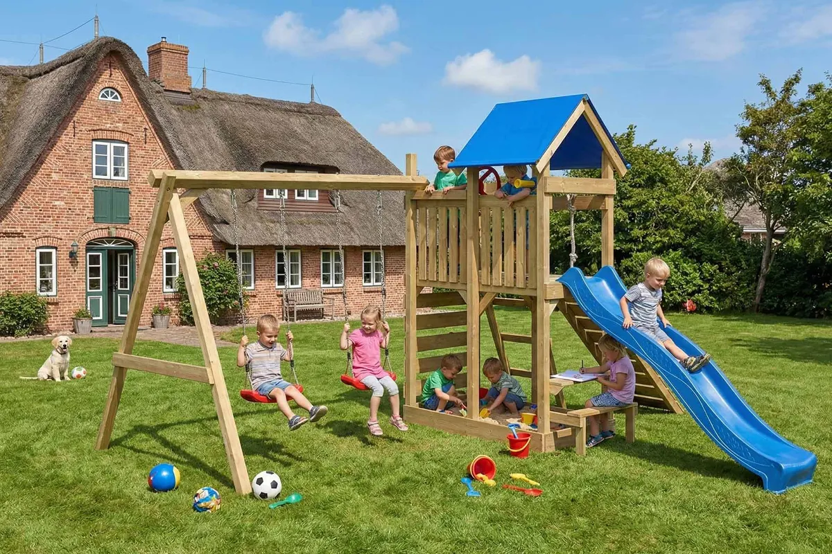 Spielturm Susi Abenteuer mit roter Rutsche Kletterrampe Kletterwand und Doppelschaukel