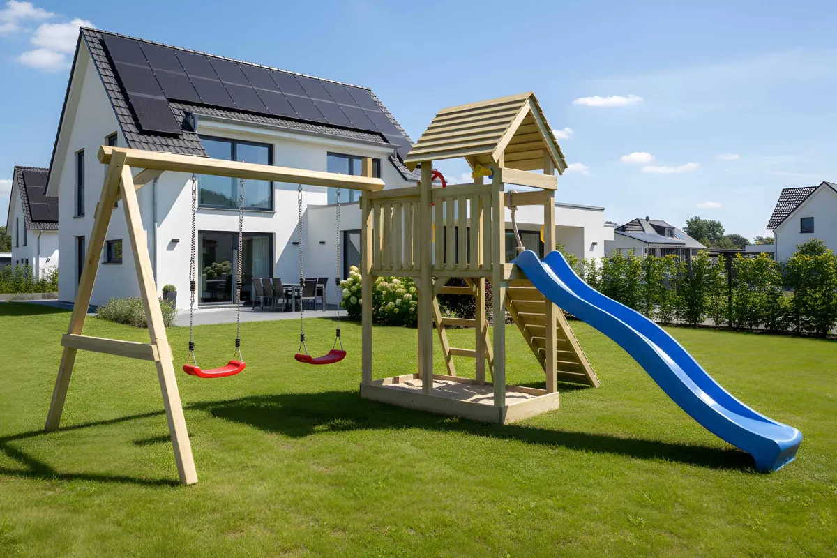 Spielturm Cris Fun mit Kletterrampe und Doppelschaukel