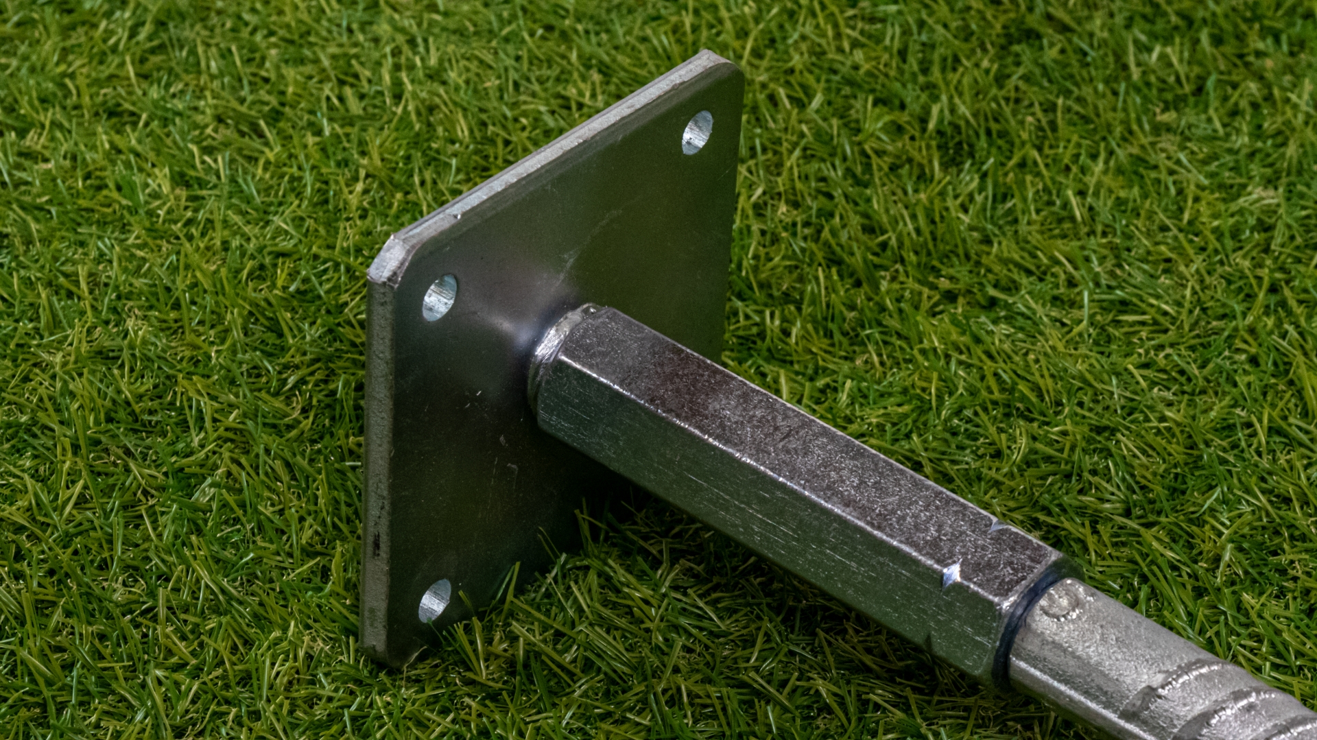 T-Pfostenträger ohne Dorn höhenverstellbar zum Einbetonieren aus Stahl Riffeldolle Ø30mm