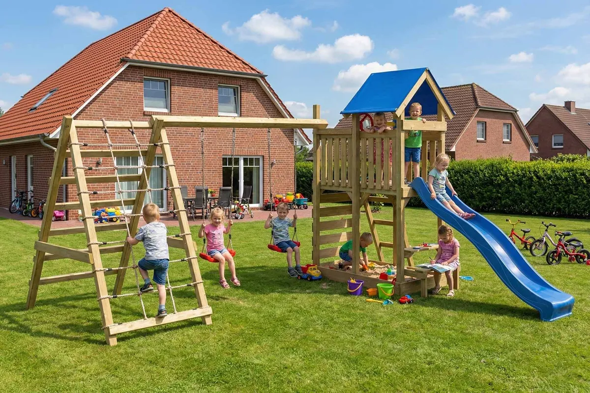 Spielturm Lucia Max mit Doppelschaukel Kletterwand und Kletternetz