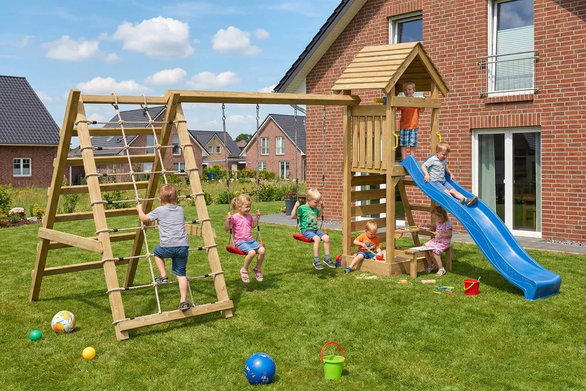Spielturm Thomas Max mit Doppelschaukel Kletterwand und Kletternetz