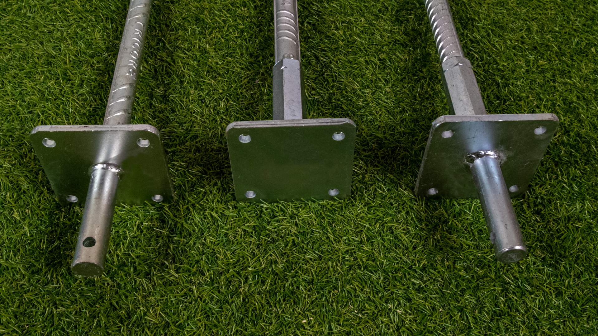 T-Pfostenträger ohne Dorn höhenverstellbar zum Einbetonieren aus Stahl Riffeldolle Ø30mm