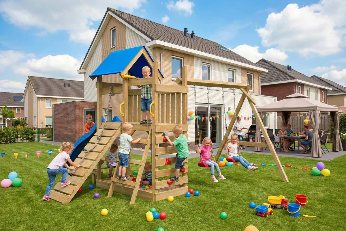 Spielturm Susi Abenteuer mit roter Rutsche Kletterrampe Kletterwand und Doppelschaukel