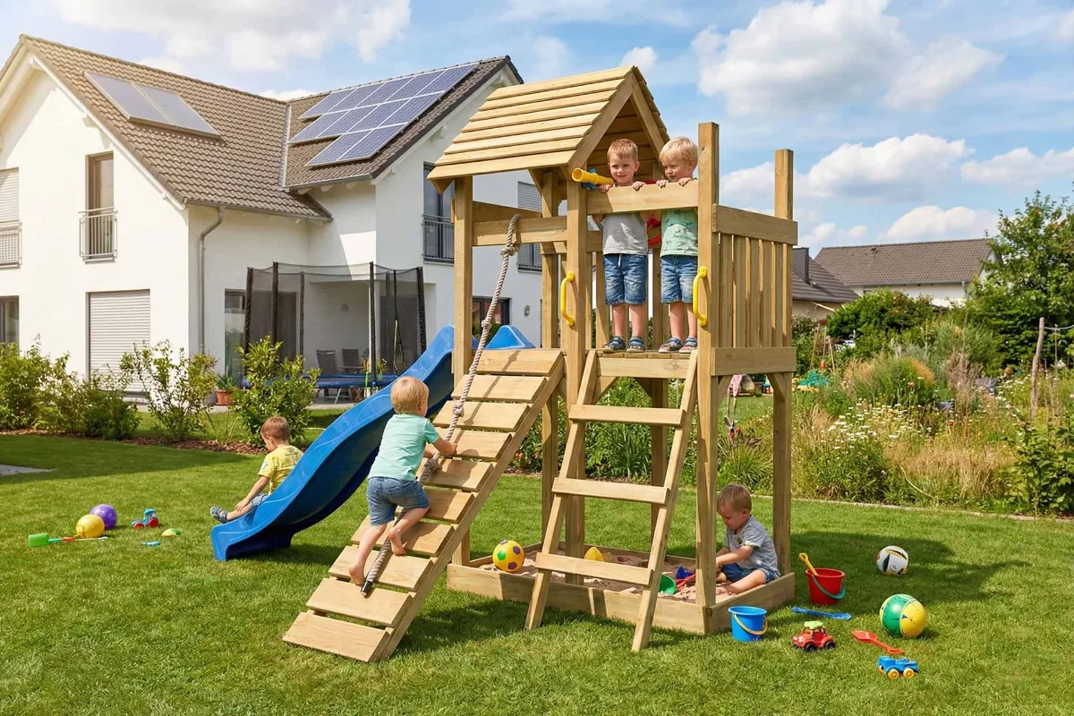 Spielturm Cris Aktiv mit Kletterrampe und Leiter