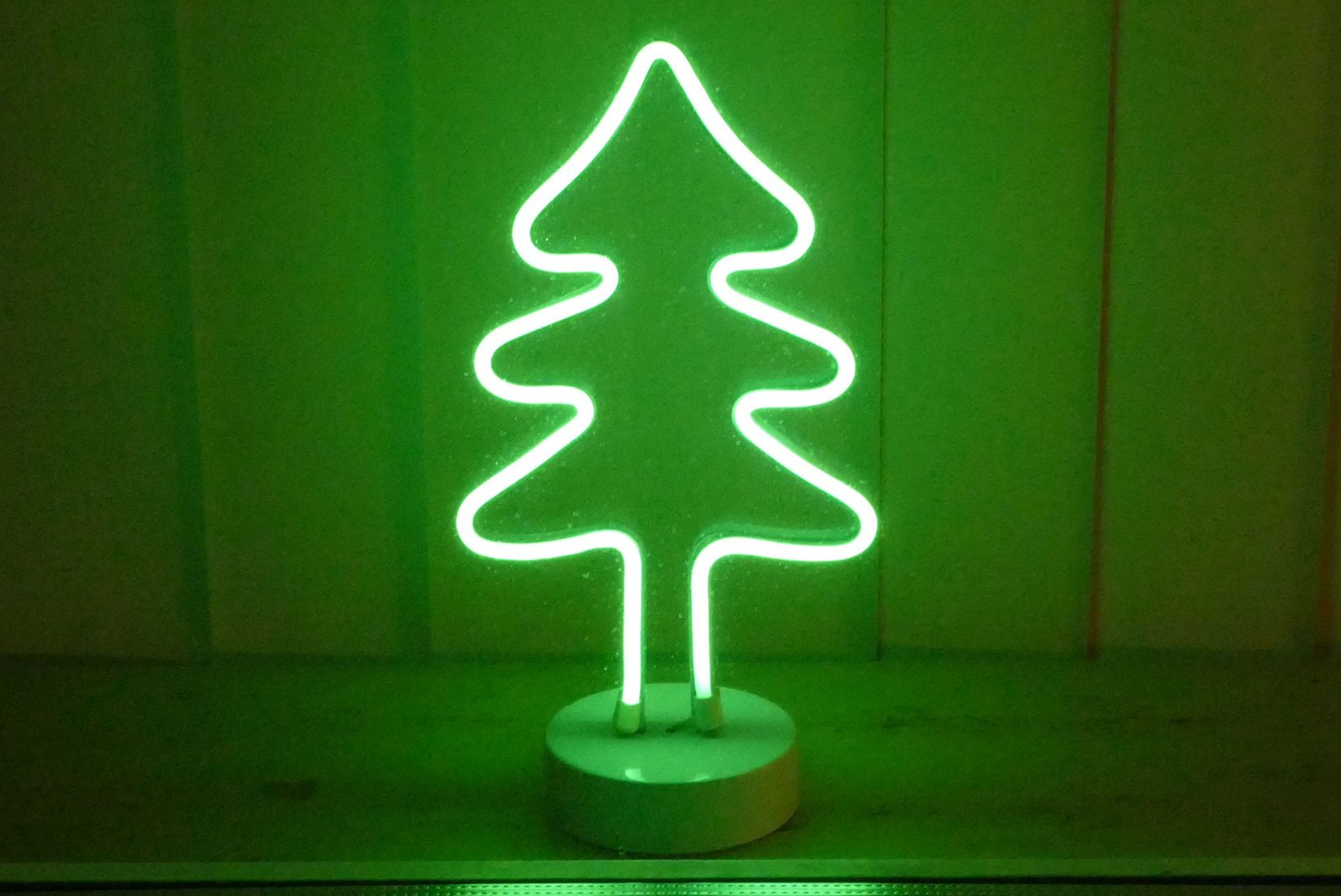 neon-figur-schaufenster Figur Tanne 96 LED grün 35 cm mit Neon-Lichtband Batterie Weihnachten