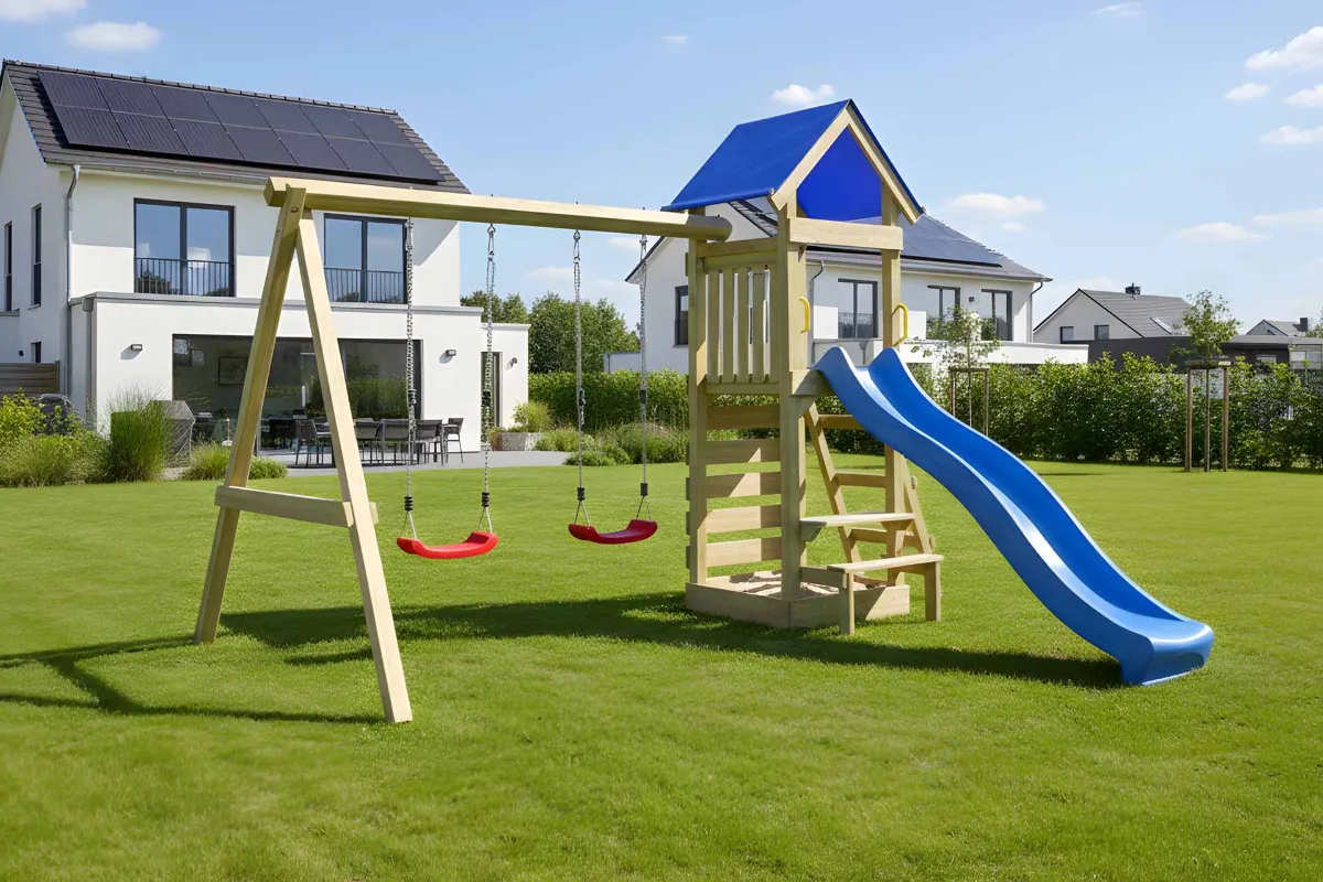 Spielturm Julia Abenteuer mit Doppelschaukel Kletterwand und roter Rutsche