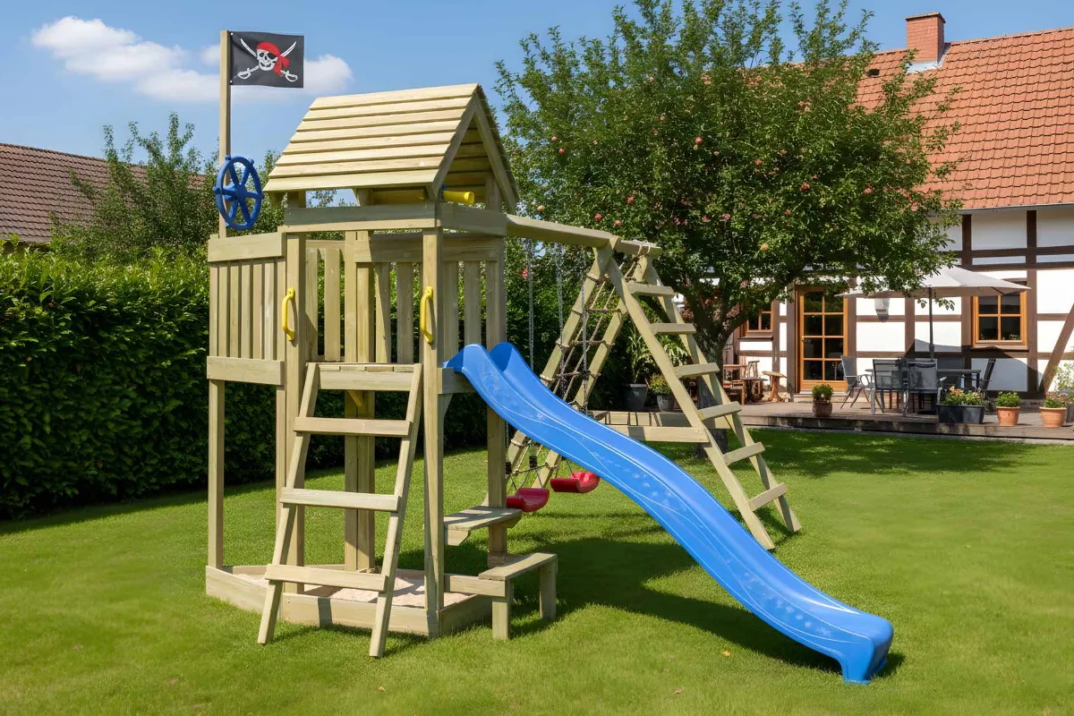 Spielturm Lina Max mit Doppelschaukel Tisch und Kletterbereich