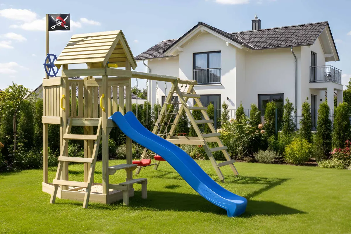 Spielturm Lina Max mit Doppelschaukel Tisch und Kletterbereich